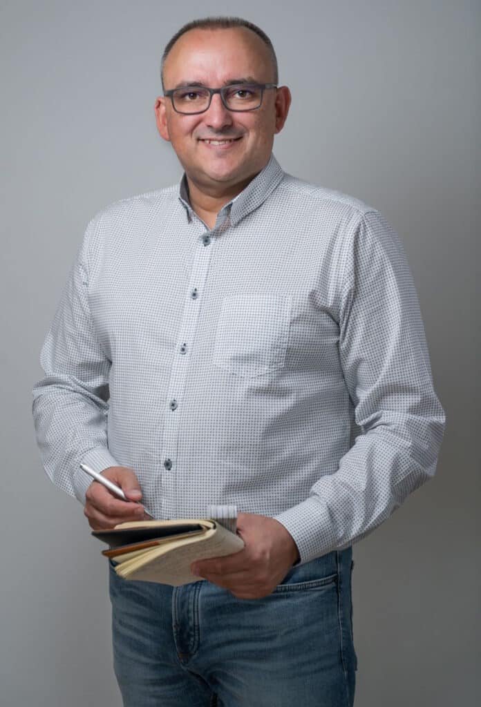 Das Foto zeigt den Energieberater Dmitri Berdnikow vor seinem Büro in Gräfelfing